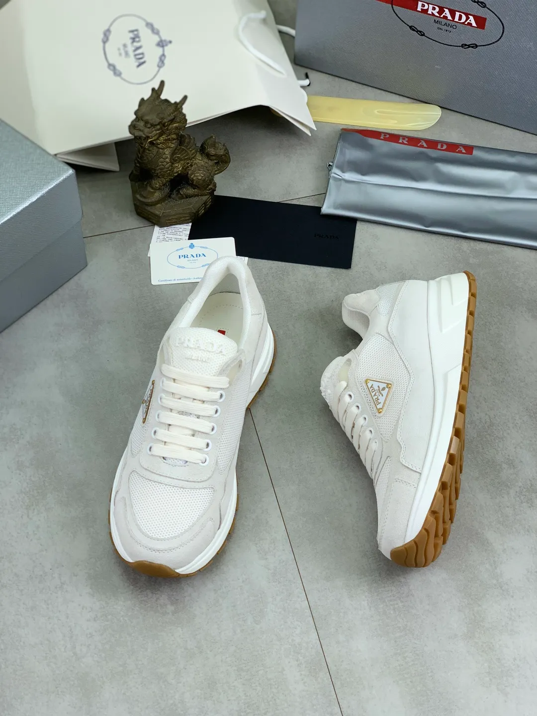 Men's shoes 💰P560💰[New style] popular models are on the official website, 🆘 Trendy brand (Prada) mainly promotes popular models, avant-garde and versatile fashion men's shoes private version mold opening, cowhide surface splicing 1:1.. Fashionable and simple, original imported cowhide lining cowhide feet; the atmosphere and personality are more fashionable, eye-catching and pursuing class. It will subvert the old idea and be a must-have for fashionistas with you! Must keep it for yourself! Tall and comfortable, large and low, high-end quality workmanship. Number of yards: 38-45 4️⃣optional.